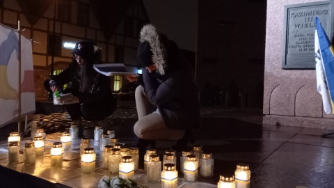 Bydgoski płomień rozbłysnął pod pomnikiem Kazimierza Wielkiego/fot. Tatiana Adonis