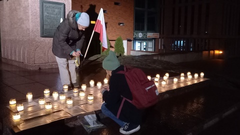 Bydgoski płomień rozbłysnął pod pomnikiem Kazimierza Wielkiego/fot. Tatiana Adonis