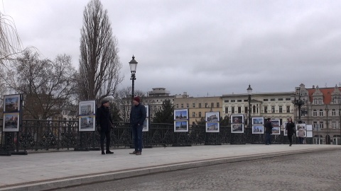 Wystawa pokazująca zniszczenia Charkowa po roku od napaści Rosji na Ukrainę/jw