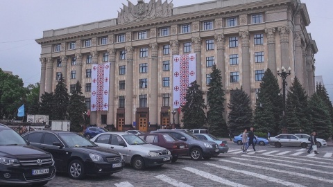 Wystawa pokazująca zniszczenia Charkowa po roku od napaści Rosji na Ukrainę/jw