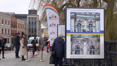 Wystawa pokazująca zniszczenia Charkowa po roku od napaści Rosji na Ukrainę/jw