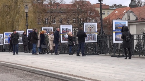 Wystawa pokazująca zniszczenia Charkowa po roku od napaści Rosji na Ukrainę/jw