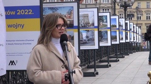 Wystawa pokazująca zniszczenia Charkowa po roku od napaści Rosji na Ukrainę/jw