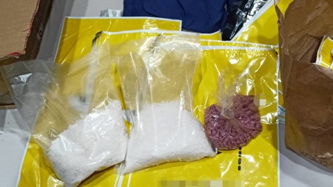 Według wstępnych policyjnych testów zabezpieczono blisko 16,5 kg marihuany, ponad 360 g kokainy i ponad 360 g MDMA/fot. KMP w Toruniu