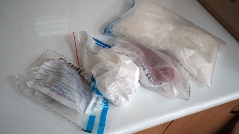 Według wstępnych policyjnych testów zabezpieczono blisko 16,5 kg marihuany, ponad 360 g kokainy i ponad 360 g MDMA/fot. KMP w Toruniu