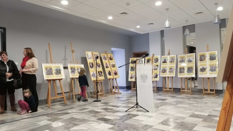 Wystawę „Oczy wojny” można oglądać przed salą konferencyjną Urzędu Wojewódzkiego w Bydgoszczy/fot. Monika Siwak