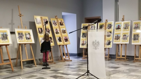 Wystawę „Oczy wojny” można oglądać przed salą konferencyjną Urzędu Wojewódzkiego w Bydgoszczy/fot. Monika Siwak