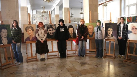 Uczniowie Liceum Sztuk Plastycznych z Włocławka przedstawili na płótnie swoje wyobrażenie o kobietach antykomunistycznego podziemia. Jest to 9 obrazów – portretów kobiet, które przebywały w inowrocławskim więzieniu oraz w więzieniu w Fordonie./fot. liceumplastyczne.pl