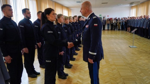 Nowo przyjęci funkcjonariusze złożyli ślubowanie w Komendzie Wojewódzkiej Policji w Bydgoszczy. Oprócz tego, na stanowisko Zastępcy Komendanta powołano insp. Małgorzatę Jorkę/Fot. KWP Bydgoszcz