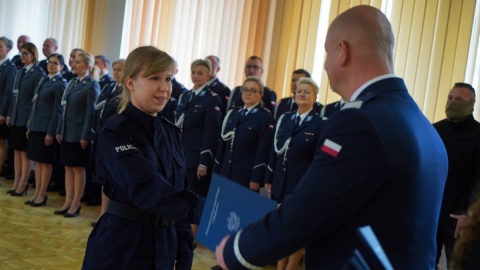 Nowo przyjęci funkcjonariusze złożyli ślubowanie w Komendzie Wojewódzkiej Policji w Bydgoszczy. Oprócz tego, na stanowisko Zastępcy Komendanta powołano insp. Małgorzatę Jorkę/Fot. KWP Bydgoszcz