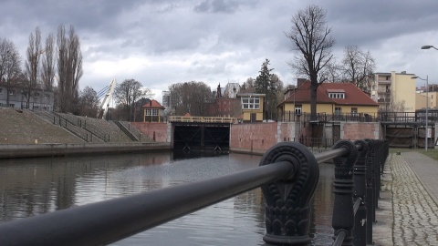 Nieczynna śluza trapezowa na Kanale Bydgoskim. (jw)