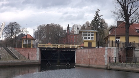 Nieczynna śluza trapezowa na Kanale Bydgoskim. (jw)