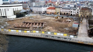 Stare fundamenty na budowie czwartego kręgu Opery NOVA w Bydgoszczy (Dronfor/jw)