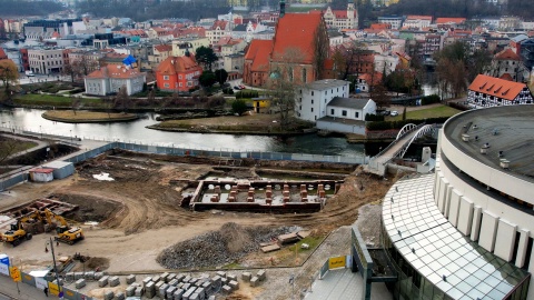 Stare fundamenty na budowie czwartego kręgu Opery NOVA w Bydgoszczy (Dronfor/jw)