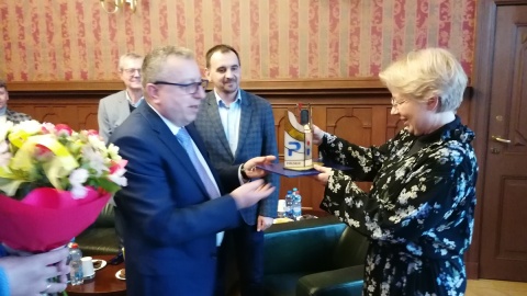 Adam Jabczyński, przewodniczący Rady Programowej Polskiego Radia PiK wręcza nagrodę Magdzie Jasińskiej/fot. mg
