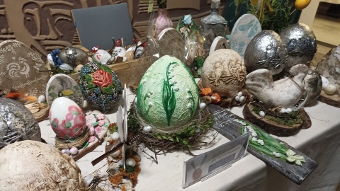 Wielkanocne ozdoby – pisanki, stroiki, palmy i wiele innych można było kupić w czwartek w Toruniu. W Urzędzie Marszałkowskim odbył się tradycyjny kiermasz połączony z wystawą rękodzieła osób niepełnosprawnych „My też potrafimy”.