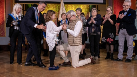 Podczas jubileuszowych uroczystości w Dworze Artusa Order Uśmiechu otrzymał dziennikarz Robert Janowski.