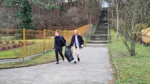 Bydgoszczanie złapali za worki na śmieci i sprzątali Kapuściska. W ich ręce wpadły krzesła, toaleta, buty i opony/Fot. nadesłane