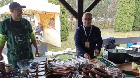 Przetwory pałuckie, gęsina, konfitury, białe kiełbasy, mazurki i babki - królowały na Jarmarku Wielkanocnym w Solcu Kujawskim/fot. Monika Kaczyńska