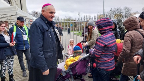 Śniadanie Wielkanocne przed bydgoską Bazyliką pw. św. Wincentego à Paulo/fot. Elżbieta Rupniewska