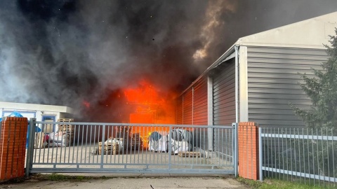 Pożar magazynu na Osowej Górze w Bydgoszczy/fot. Bydgoszcz 998