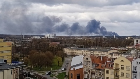 Pożar magazynu na Osowej Górze w Bydgoszczy. Widok z okolicy dworca PKP/fot. nadesłane