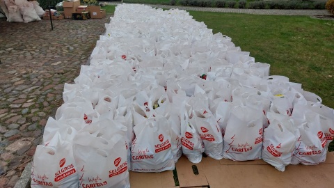 2500 paczek trafiło do osób potrzebujących. Skala pomocy imponuje, ale martwi liczba ludzi, których trzeba wesprzeć/Fot: Elżbieta Rupniewska