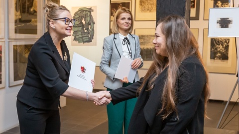 Artyści odebrali stypendia podczas uroczystej gali w toruńskiej Galerii Sztuki Wozownia/Fot: Szymon Zdziebło/www.tarantoga.pl