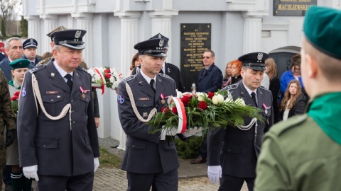 Strzelno uczciło 83. rocznicę Zbrodni Katyńskiej. Manifestacja patriotyczna odbyła się pod Pomnikiem Ofiar Katynia na cmentarzu parafialnym/fot. UW Bydgoszcz