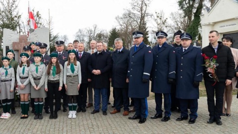 Strzelno uczciło 83. rocznicę Zbrodni Katyńskiej. Manifestacja patriotyczna odbyła się pod Pomnikiem Ofiar Katynia na cmentarzu parafialnym/fot. UW Bydgoszcz