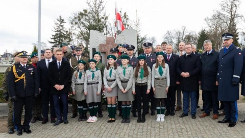 Strzelno uczciło 83. rocznicę Zbrodni Katyńskiej. Manifestacja patriotyczna odbyła się pod Pomnikiem Ofiar Katynia na cmentarzu parafialnym/fot. UW Bydgoszcz