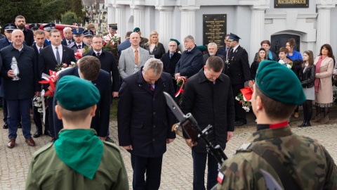 Strzelno uczciło 83. rocznicę Zbrodni Katyńskiej. Manifestacja patriotyczna odbyła się pod Pomnikiem Ofiar Katynia na cmentarzu parafialnym/fot. UW Bydgoszcz