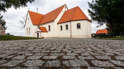 Po remoncie dróg wokół kościoła św. Wawrzyńca w Mąkowarsku/fot. Filip Kowalkowski dla UM