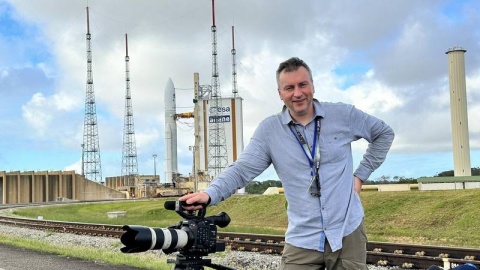 Operator Tomasz Stelmach w Gujanie Francuskiej tuż przed startem sondy kosmicznej JUICE./fot. nadesłane