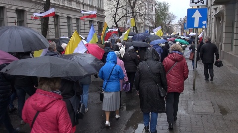 Kilkaset osób zebrało się pod katedrą, żeby wziąć udział w marszu ku czci Jana Pawła II/Fot: (jw)