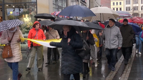 Kilkaset osób zebrało się pod katedrą, żeby wziąć udział w marszu ku czci Jana Pawła II/Fot: (jw)