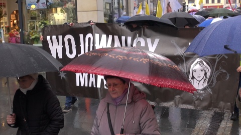 Kilkaset osób zebrało się pod katedrą, żeby wziąć udział w marszu ku czci Jana Pawła II/Fot: (jw)