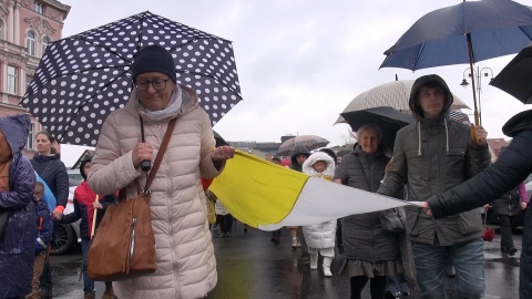 Kilkaset osób zebrało się pod katedrą, żeby wziąć udział w marszu ku czci Jana Pawła II/Fot: (jw)