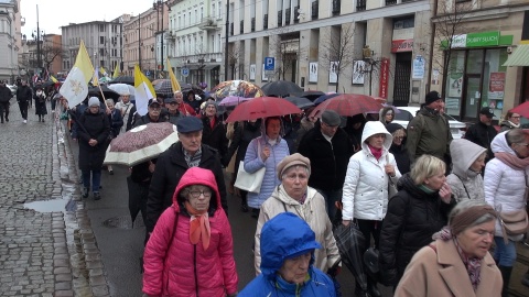 Kilkaset osób zebrało się pod katedrą, żeby wziąć udział w marszu ku czci Jana Pawła II/Fot: (jw)