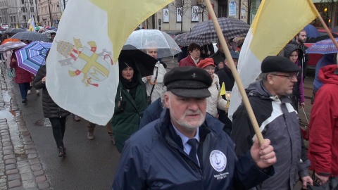 Kilkaset osób zebrało się pod katedrą, żeby wziąć udział w marszu ku czci Jana Pawła II/Fot: (jw)