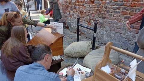 Ulica Podmurna w ramach festiwalu zamieniła się w średniowieczny zaułek za sprawą bloku, pt. „Niezła historia". Można tam było zobaczyć codzienność z czasów Kopernika/fot. Monika Kaczyńska