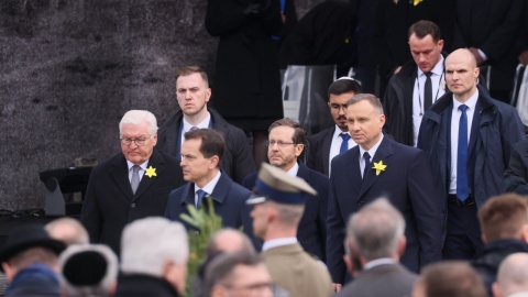 Prezydent Andrzej Duda, prezydent Izraela Isaak Herzog oraz prezydent Republiki Federalnej Niemiec Frank-Walter Steinmeier (L) podczas uroczystości z okazji 80. rocznicy wybuchu powstania w Getcie Warszawskim przed Pomnikiem Bohaterów Getta w Warszawie/fot. Leszek Szymański/PAP