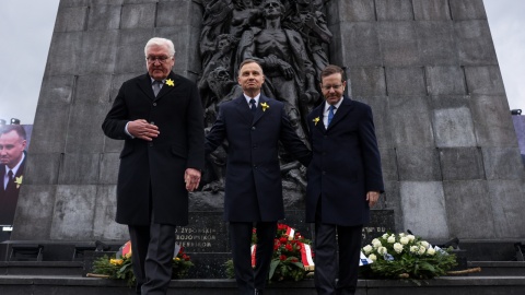 Prezydent Andrzej Duda (w centrum), prezydent Izraela Isaak Herzog (z prawej) oraz prezydent Republiki Federalnej Niemiec Frank-Walter Steinmeier (z lewej) podczas uroczystości z okazji 80. rocznicy wybuchu powstania w Getcie Warszawskim przed Pomnikiem Bohaterów Getta w Warszawie,PAP/Jakub Szymczuk/KPRP