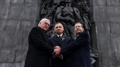 Prezydent Andrzej Duda (w centrum), prezydent Izraela Isaak Herzog (z prawej) oraz prezydent Republiki Federalnej Niemiec Frank-Walter Steinmeier (z lewej) podczas uroczystości z okazji 80. rocznicy wybuchu powstania w Getcie Warszawskim przed Pomnikiem Bohaterów Getta w Warszawie,PAP/Jakub Szymczuk/KPRP