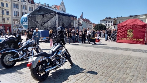 Do podzielenia się „darem życia" zachęcali bydgoscy motocykliści. Część z nich sama stanęła w kolejce do krwiobusu /fot. Tatiana Adonis