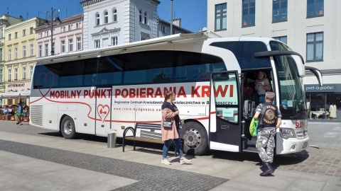 Do podzielenia się „darem życia" zachęcali bydgoscy motocykliści. Część z nich sama stanęła w kolejce do krwiobusu /fot. Tatiana Adonis