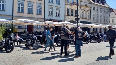 Do podzielenia się „darem życia" zachęcali bydgoscy motocykliści. Część z nich sama stanęła w kolejce do krwiobusu /fot. Tatiana Adonis