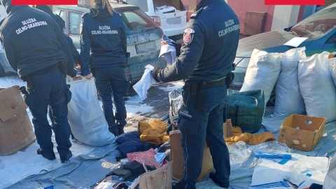 Funkcjonariusze z kujawsko-pomorskiej Krajowej Administracji Skarbowej (KAS) zatrzymali ponad 8 tys. szt. podrobionych towarów, oznaczonych znakami towarowymi znanych marek/fot. KAS