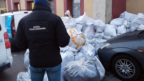 Funkcjonariusze z kujawsko-pomorskiej Krajowej Administracji Skarbowej (KAS) zatrzymali ponad 8 tys. szt. podrobionych towarów, oznaczonych znakami towarowymi znanych marek/fot. KAS