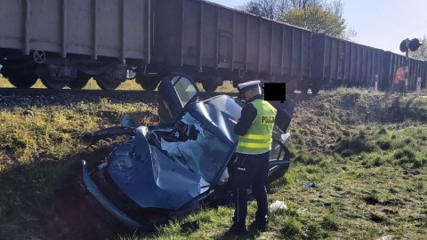 Na przejeździe kolejowym w Lnianie 47-letni kierowca forda wjechał pod pociąg towarowy/fot. KPP Świecie